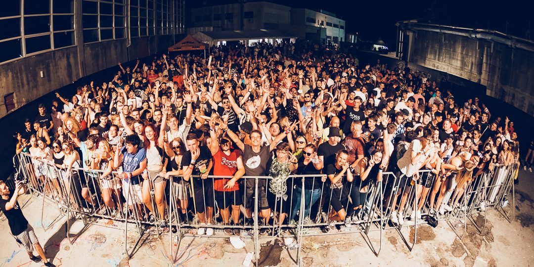 množica na hi festivalu